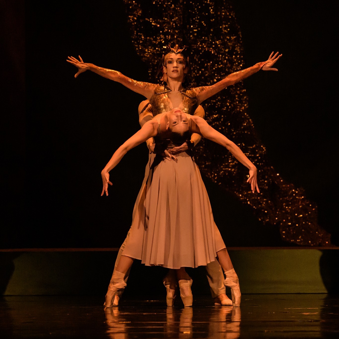 Ksenia Ovsyanick a Adéla Bendová (foto Serghei Gherciu, Moravské divadlo Olomouc)