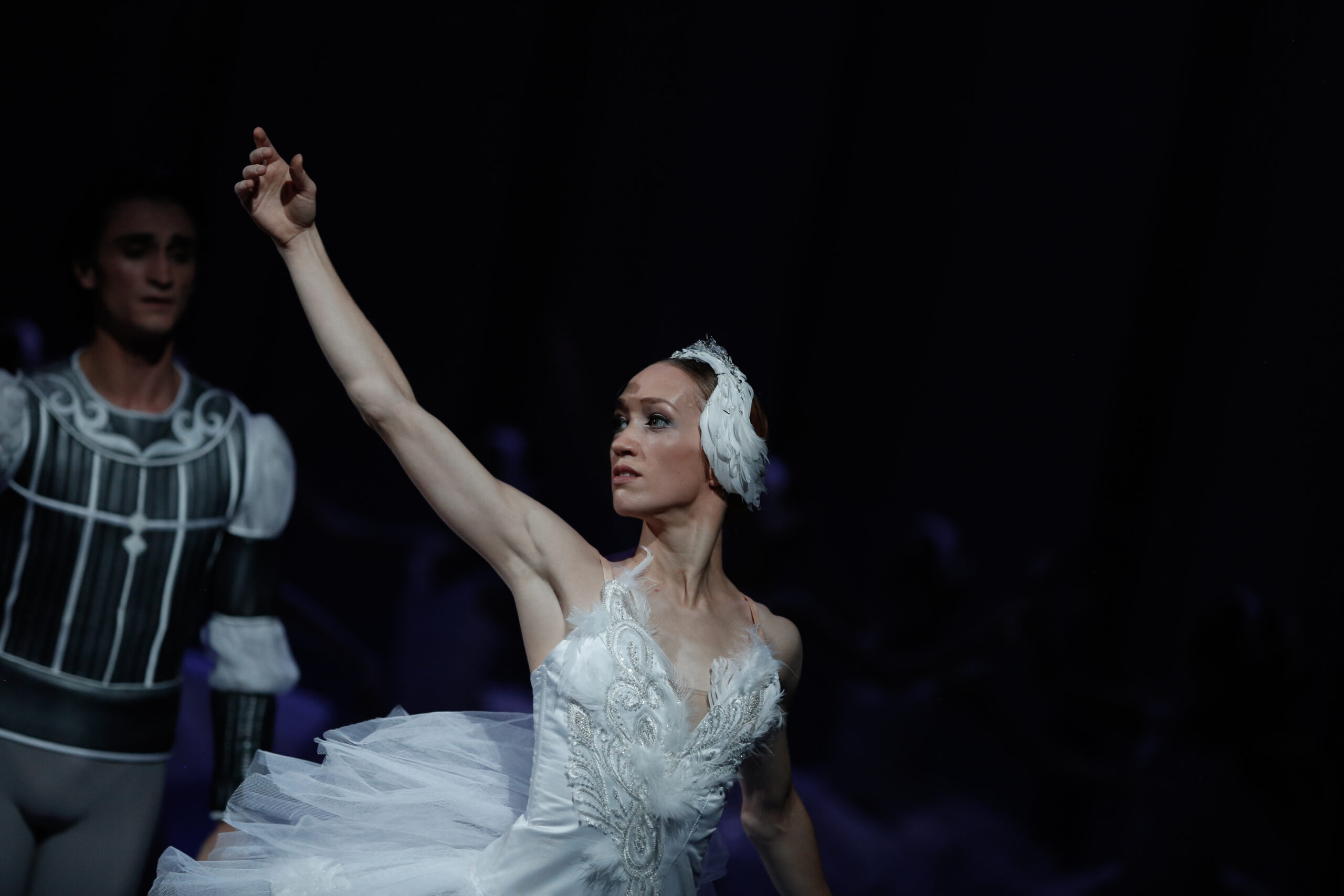 Ksenia Ovsyanick v Labutím jezeru v Moravském divadle Olomouc (foto Serghei Gherciu)