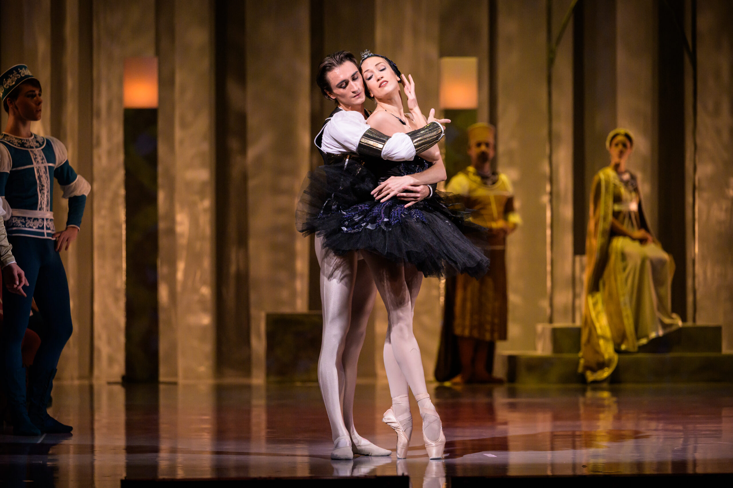 Ksenia a Aurélien Jeandot v Labutím jezeru v Moravském divadle Olomouc (foto Serghei Gherciu)