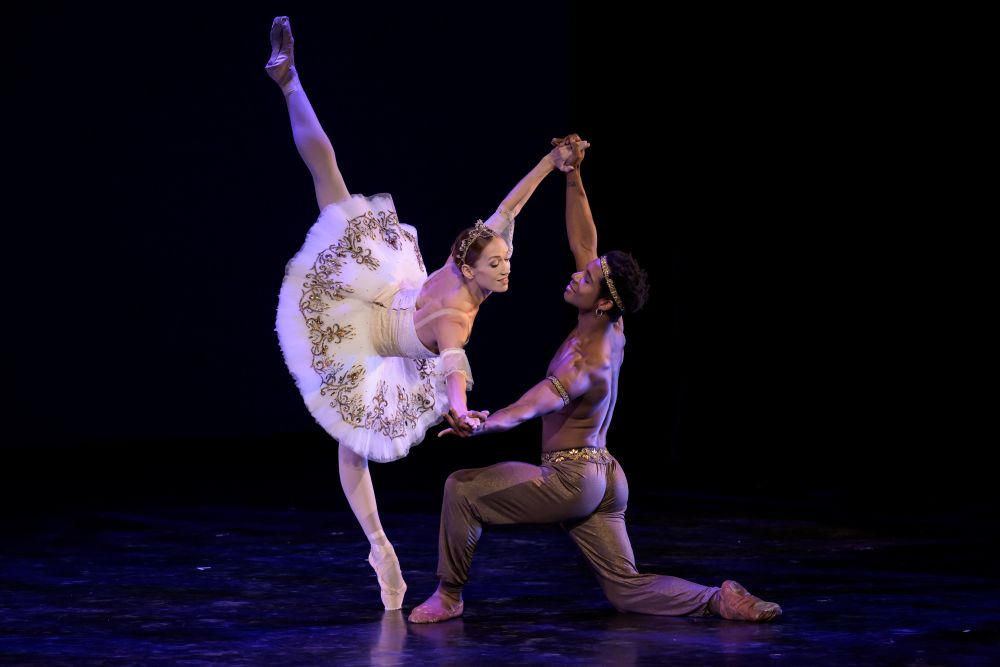 V pas de deux z baletu Korzár na Bubeníček International Ballet Gala 2025, Ksenia a Osiel Gouneo (foto Serghei Gherciu)
