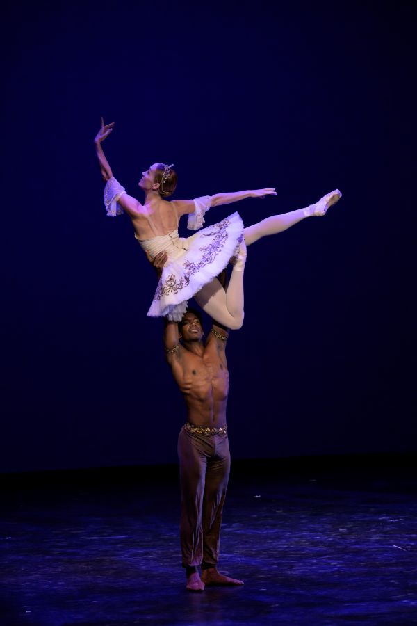 V pas de deux z baletu Korzár na Bubeníček International Ballet Gala 2025, Ksenia a Osiel Gouneo (foto Serghei Gherciu)